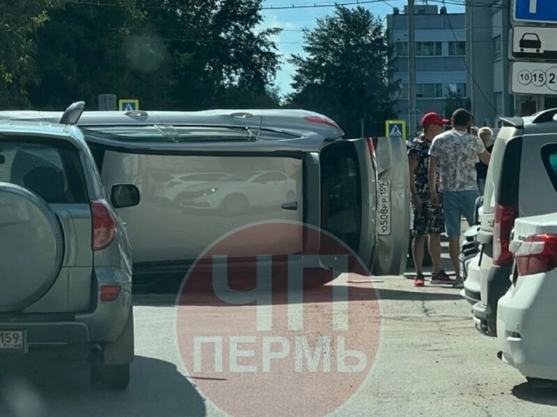 В центре Перми перевернулся автомобиль с детьми