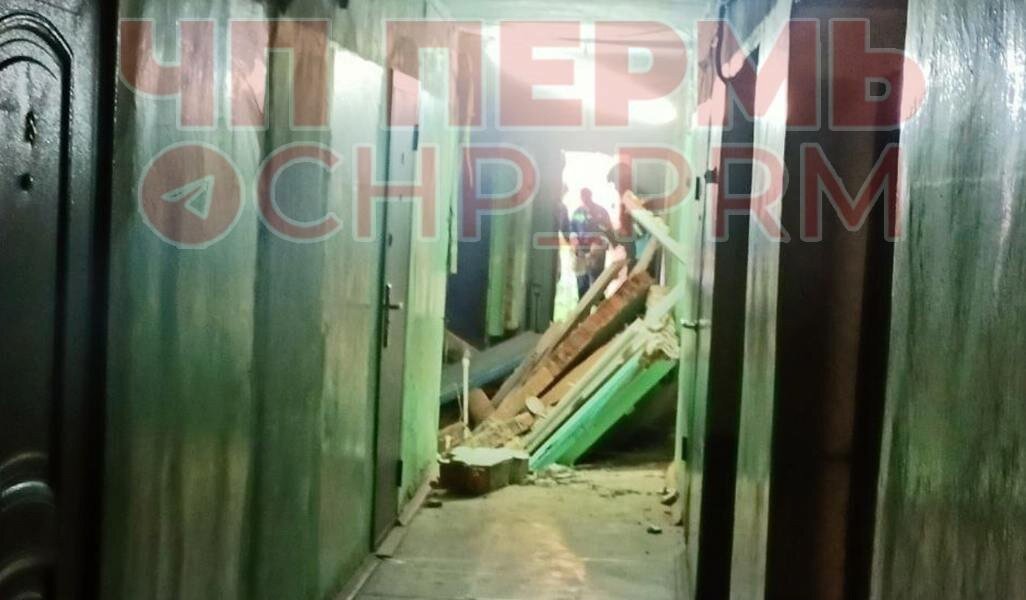 В Перми в доме на Клары Цеткин,13 рухнули стены на первом этаже. Фото