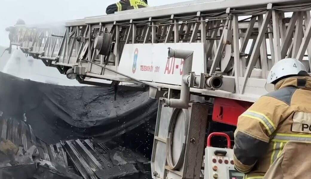 Пожар в пермском автосалоне тушили более 80 человек