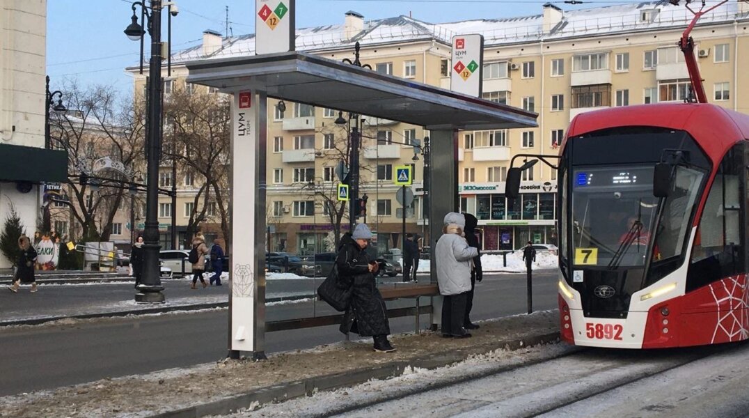 В центре Перми на трамвайной остановке установили навесы
