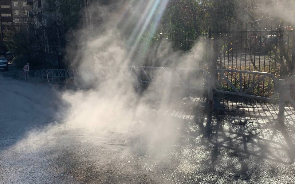 Возле школы №135 в Перми прорвало трубу с кипятком