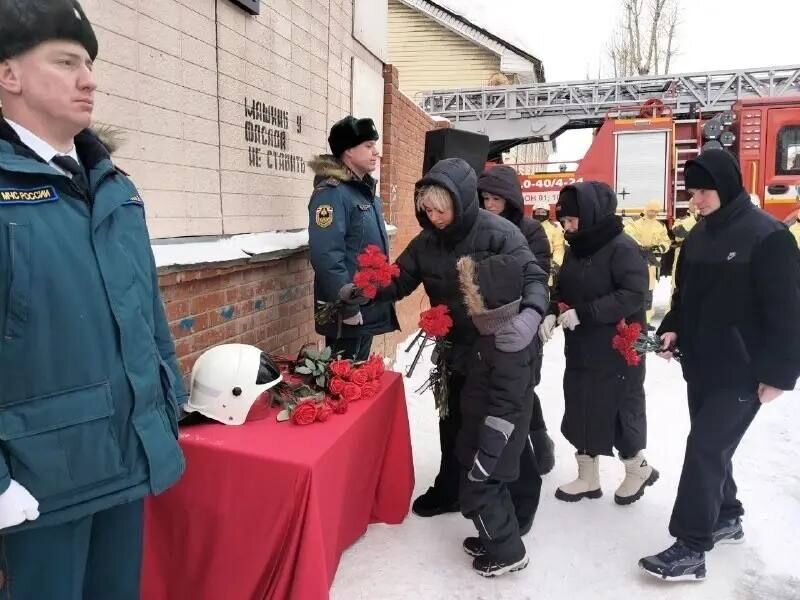 В Соликамске открыли мемориал памяти пожарных, героически погибших при тушении дома