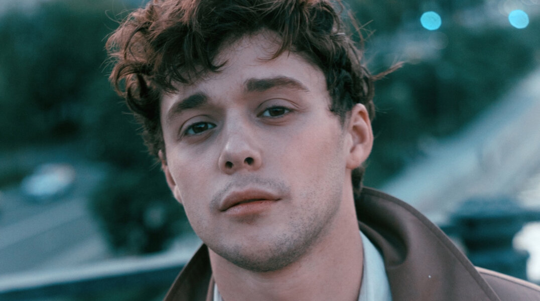 «Пришлось набрать 10 кг и мало спать»: Пермский актер Влад Прохоров рассказал, как он входил в роль солиста «Руки вверх»