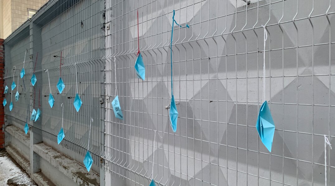 Музыканты обвесили забор пермского вуза бумажными корабликами: в учреждении акцию не оценили