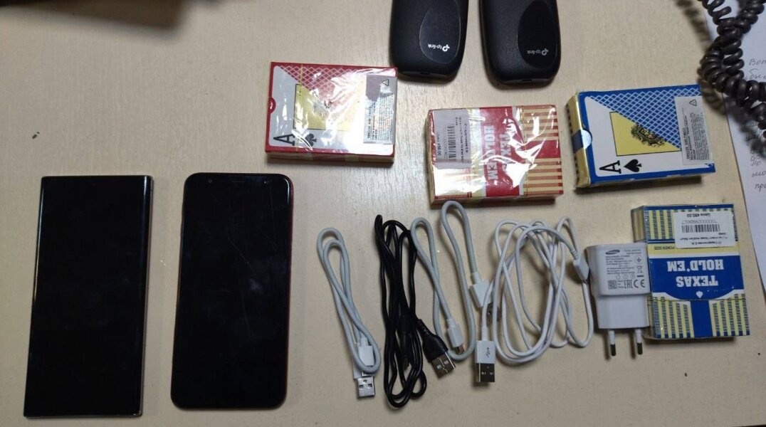 Житель Прикамья пытался перебросить через забор колонии Wi-Fi роутеры и покерные карты