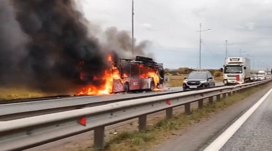 Автобус полностью сгорел на Южном обходе в Перми