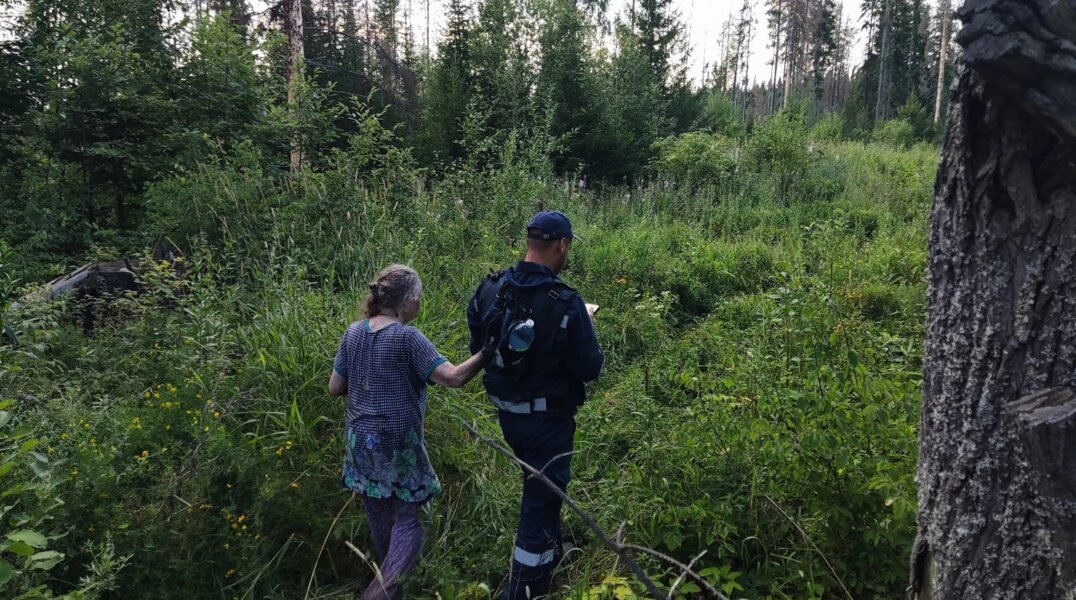 В Пермском крае спасатели вывели из леса заблудившуюся женщину