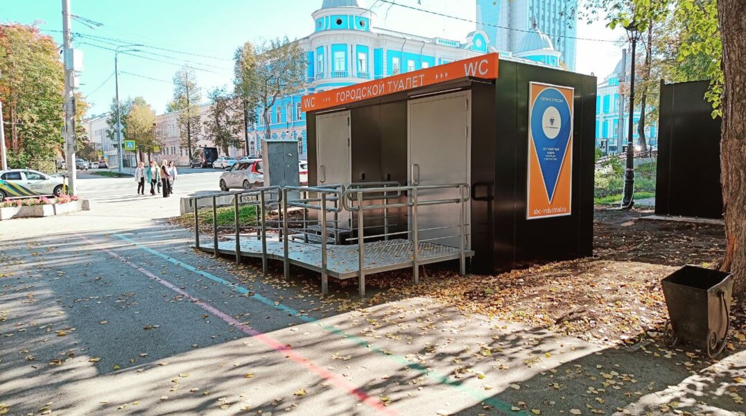 В Перми у Оперного театра установили модульные туалеты