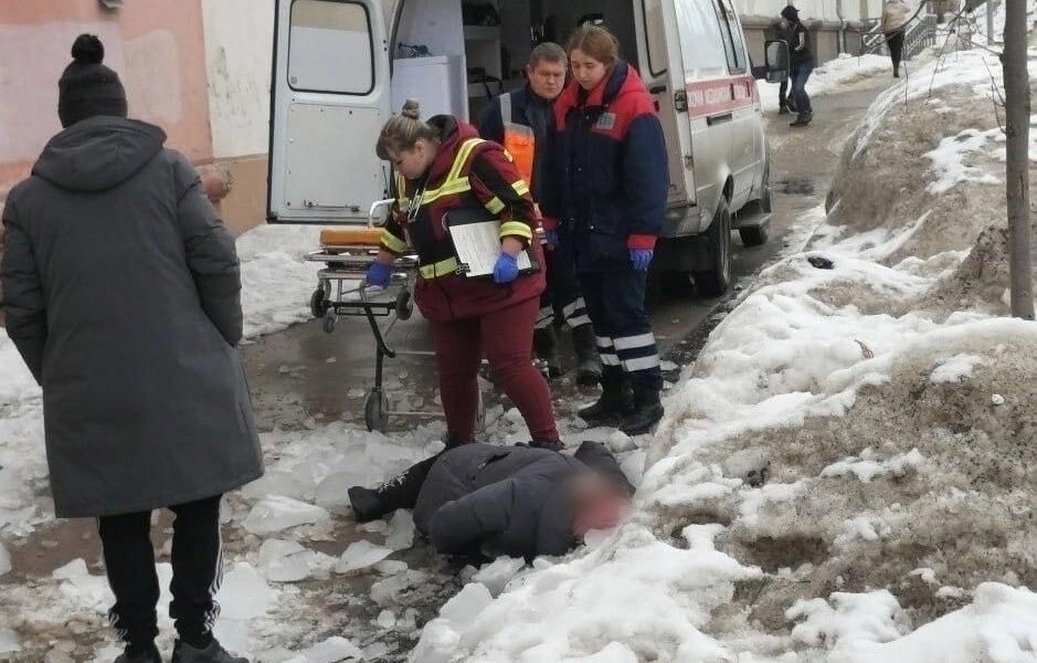 Жительница Березников, пострадавшая от схода снежной глыбы, остается в больнице