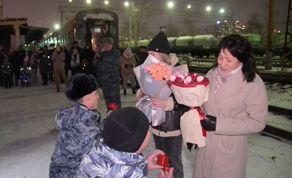 Пермские полицейские сделали предложение руки и сердца возлюбленным на железнодорожном перроне