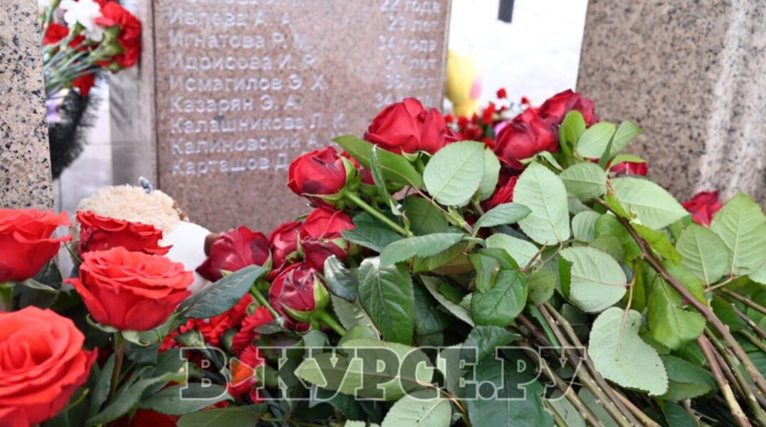 В пермском сквере Уральских Добровольцев продолжают возлагать цветы и свечи в память жертв трагедии