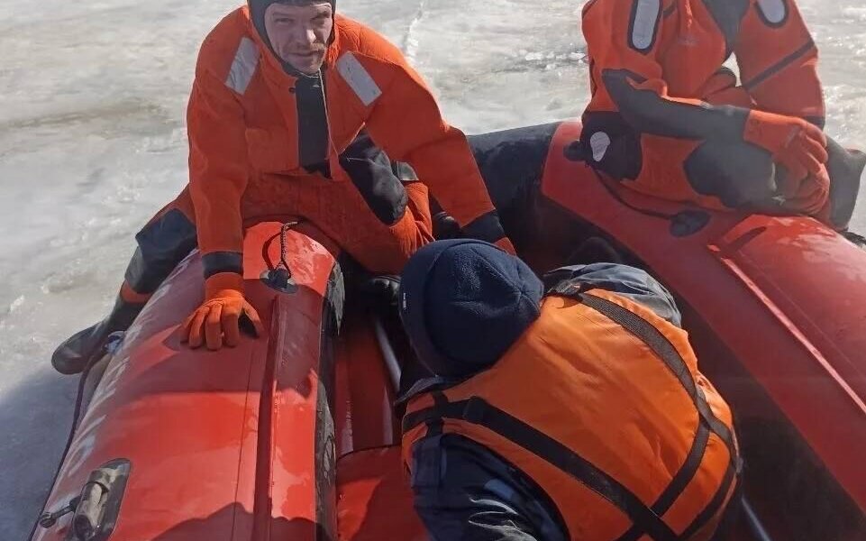 ​В Перми рыбак уплыл на льдине на полкилометра от берега