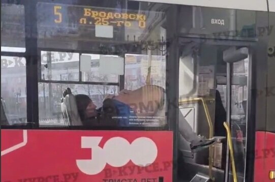 Схватил за грудки, катал по салону: в Перми пассажир автобуса напал на водителя
