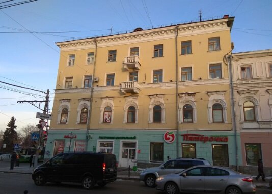 В Перми требуют снять рекламные вывески с одного из старейших зданий в центре города