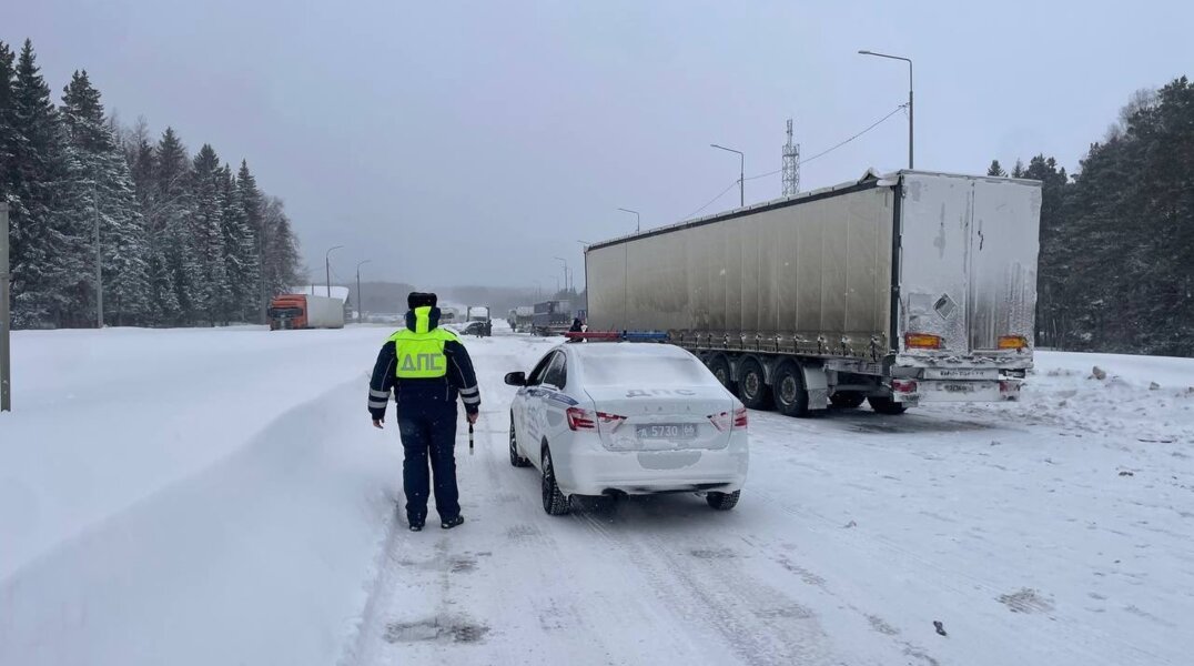 На трассе Пермь-Екатеринбург произошло ДТП с несколькими фурами и легковым авто