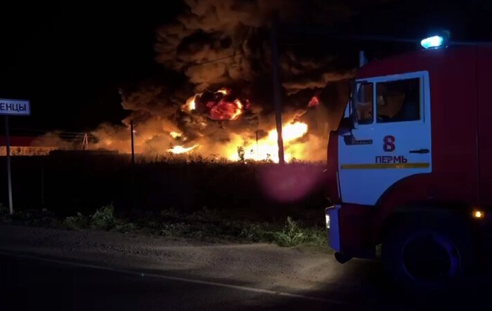 В промзоне села Осенцы Пермского края загорелись ёмкости с топливом