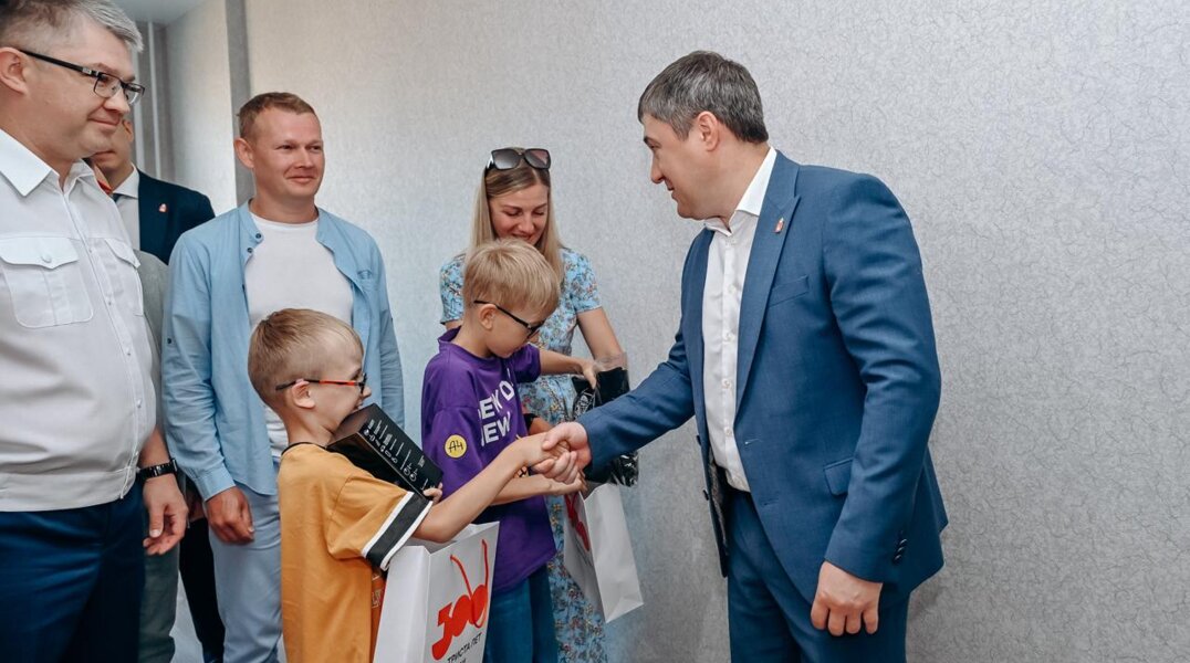 Губернатор Дмитрий Махонин вместе с пермской семьей оценил новые квартиры в ЖК «Весна»