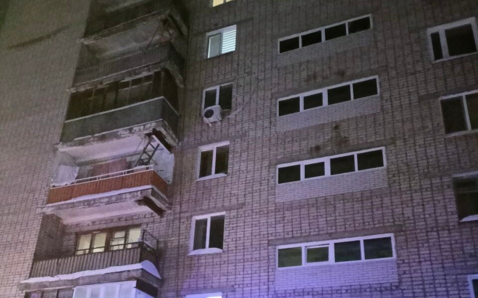 Крупный пожар произошел в жилом доме на улице Карла Маркса в Чайковском