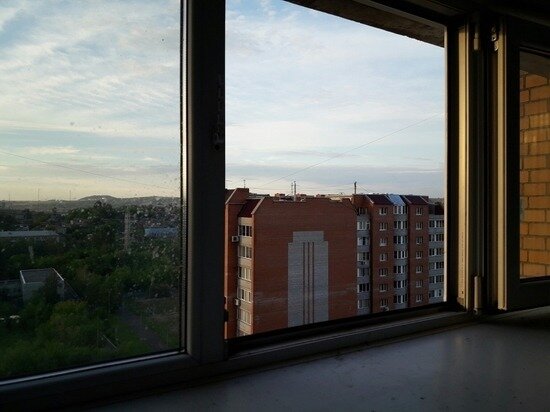 В Краснодарском крае семилетняя девочка случайно уронила младшую сестру из окна