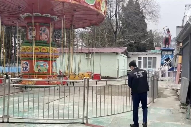 В Сочи аттракцион с детьми врезался металлическую лестницу