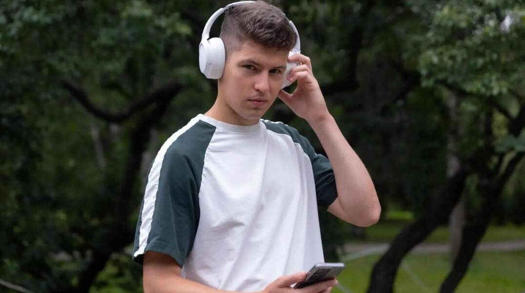 парень слушает музыку