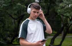 парень слушает музыку