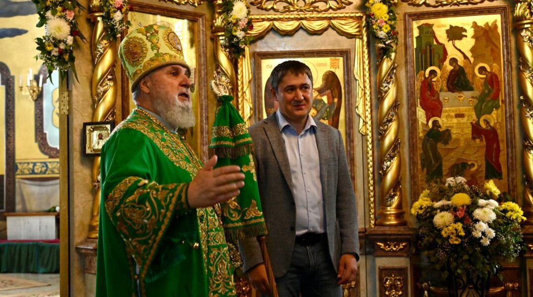 Губернатор Дмитрий Махонин передал икону в Свято-Троицкий кафедральный собор