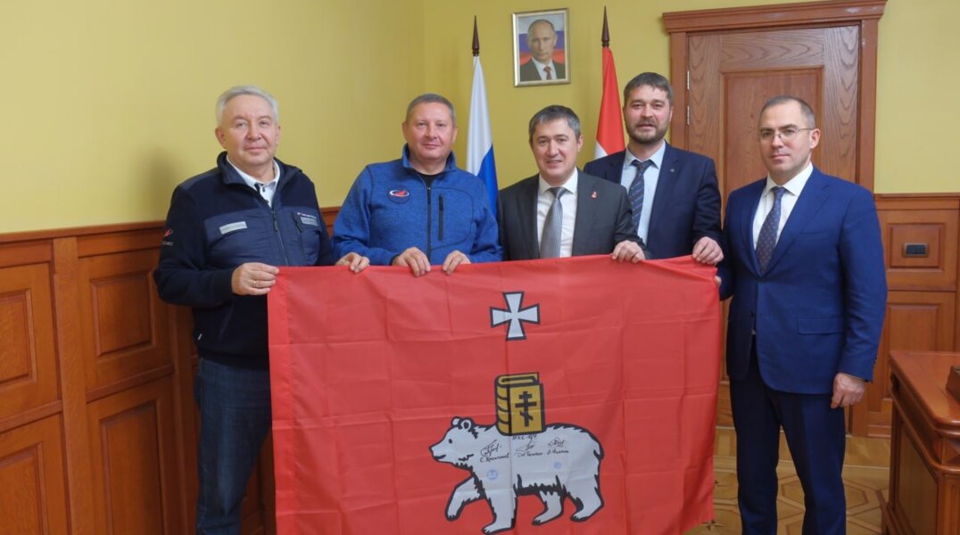 Флаг Перми с юбилейной символикой вернулся из космоса