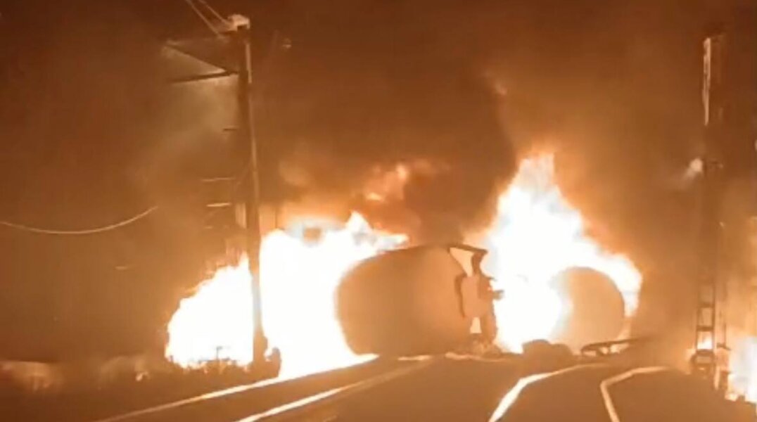 На границе Прикамья и Свердловской области загорелись цистерны грузового поезда