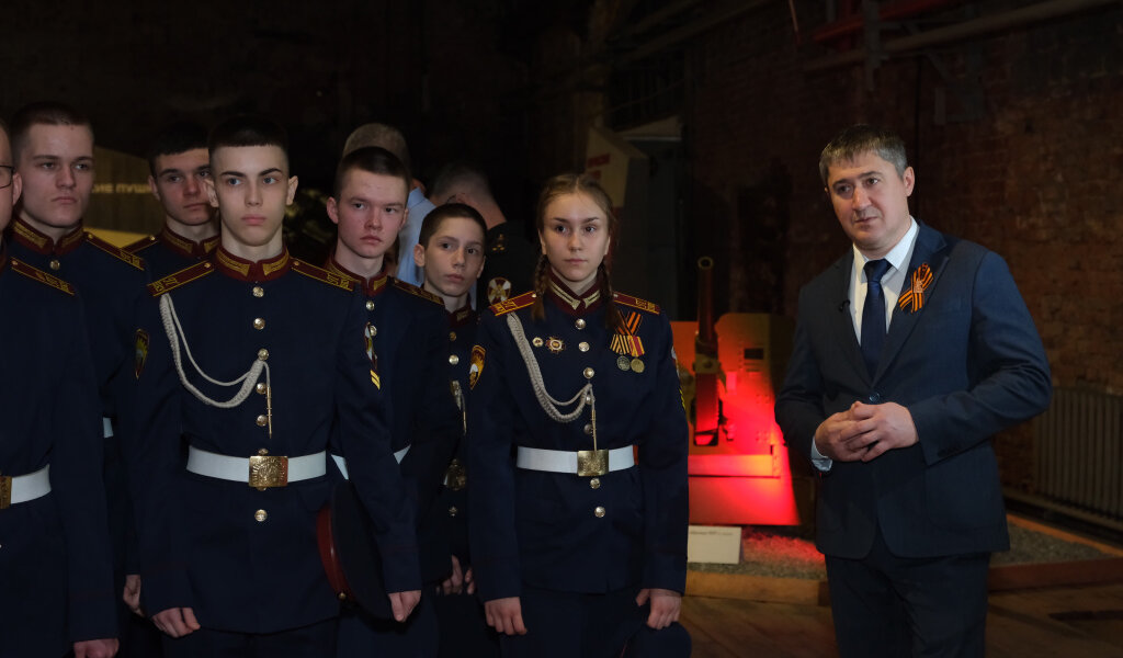 Пермский губернатор провел экскурсию для школьников по истории региона в годы войны