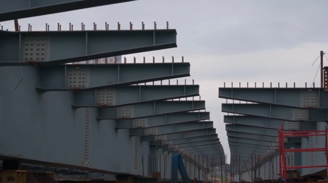 На мосту через реку Ива готовы три опоры из семи