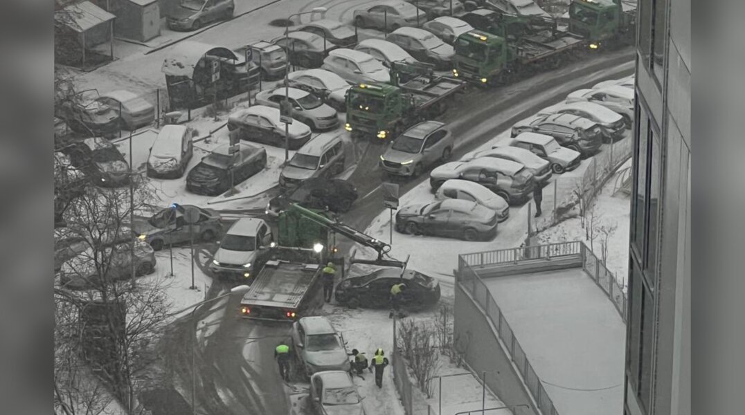 Эвакуаторы массово вывозят машины с парковки пермского ЖК «Гулливер»