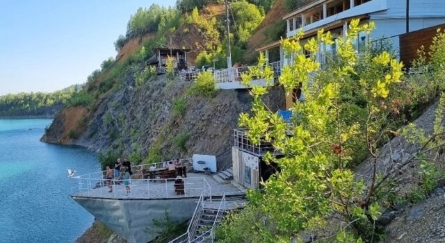 В Прикамье мужчина сорвался с обрывистого берега и упал в озеро