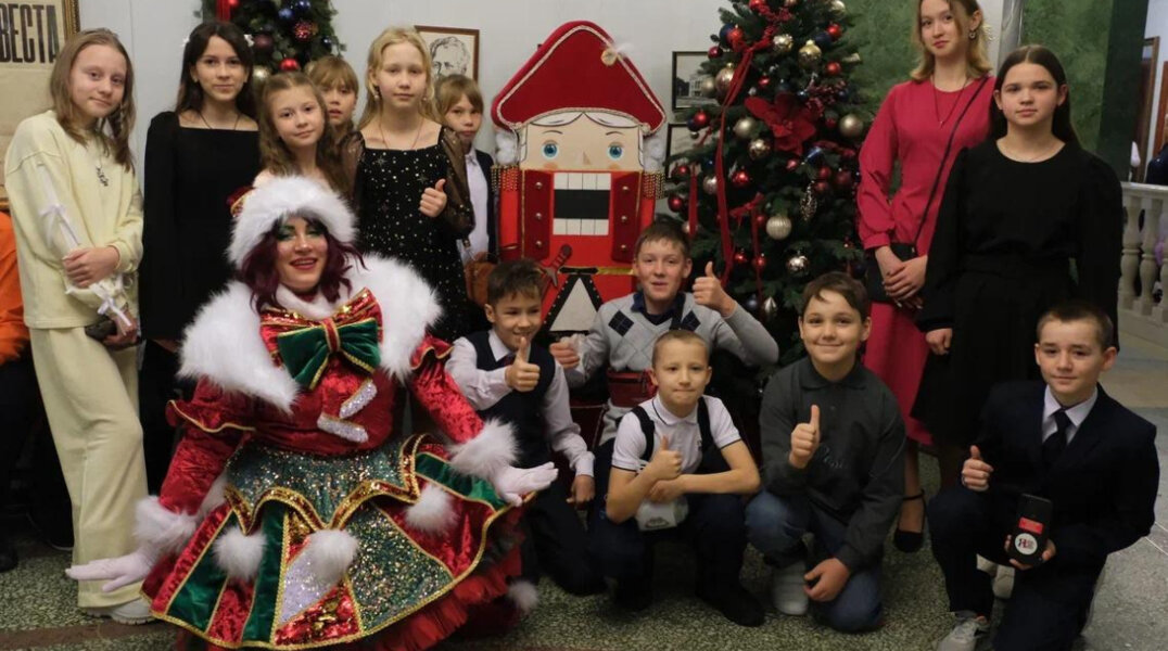 Дмитрий Махонин поздравил отличившихся школьников Прикамья с наступающим Новым годом