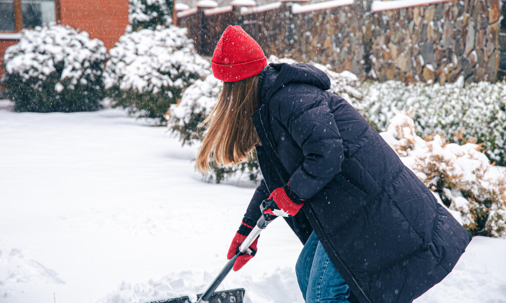 Врач-кардиолог предупредил о смертельной опасности уборки снега