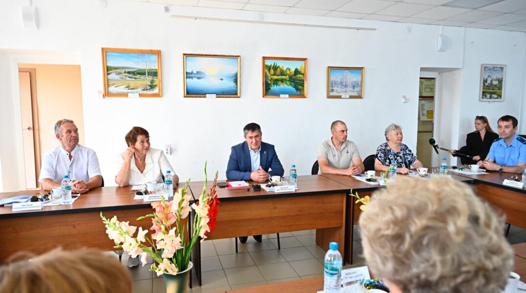 Губернатор обсудил развитие Карагайского округа с местными жителями