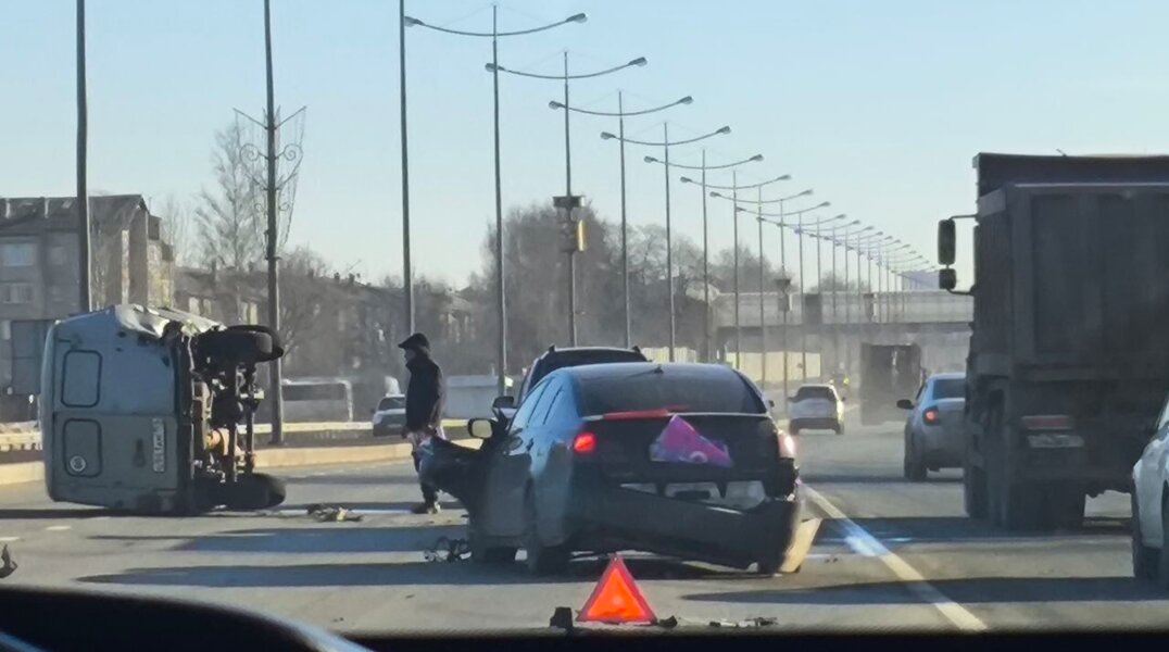 В Перми на шоссе Космонавтов иномарка врезалась в ограждение и ее отбросило на УАЗ