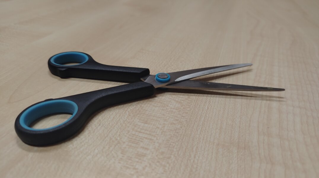 Пермяк избил женщину, а затем ее другу выбил зуб и проткнул щеку ножницами