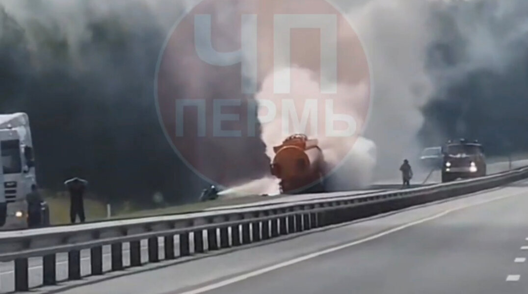 В Пермском крае на трассе загорелась цистерна с бензином