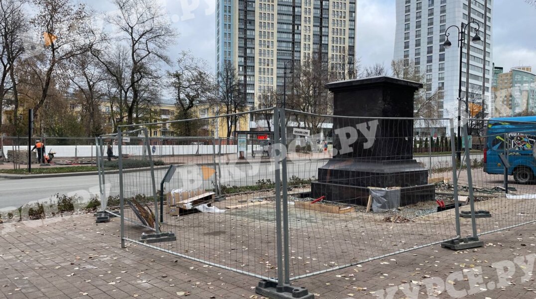 На улице Сибирская в Перми начали возводить стелы «Сибирской заставы»