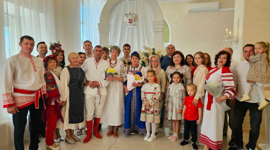 В Перми молодожены сыграли национальную свадьбу в самодельных нарядах