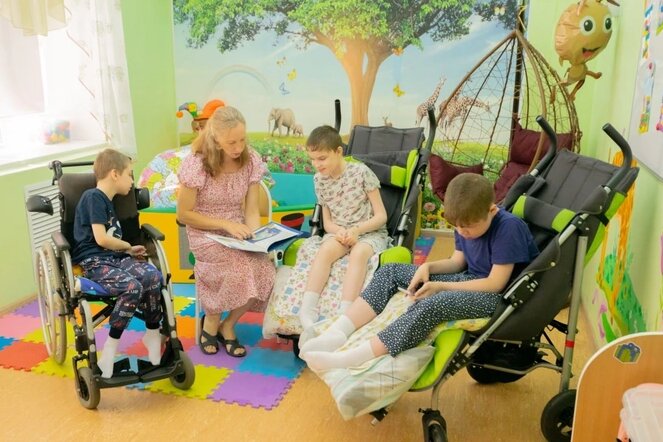 Мать трех неизлечимо больных детей из Прикамья в одиночку строит дом