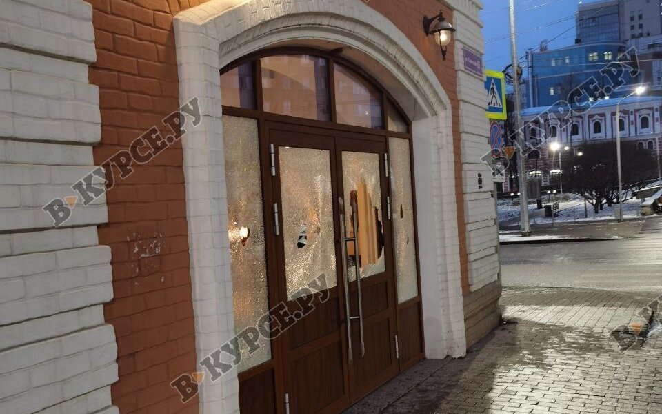 В центре Перми в кафе "Улитка" вандалы разбили стеклянные двери