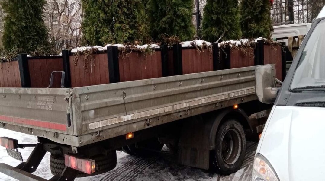 С улиц Перми начали вывозить мобильные кадки с озеленением