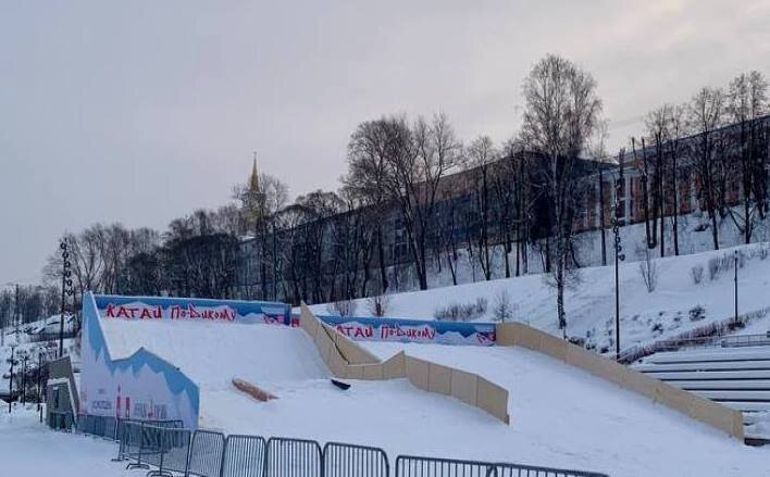 На набережной Перми открыли склоны для катания на сноубордах и горных лыжах