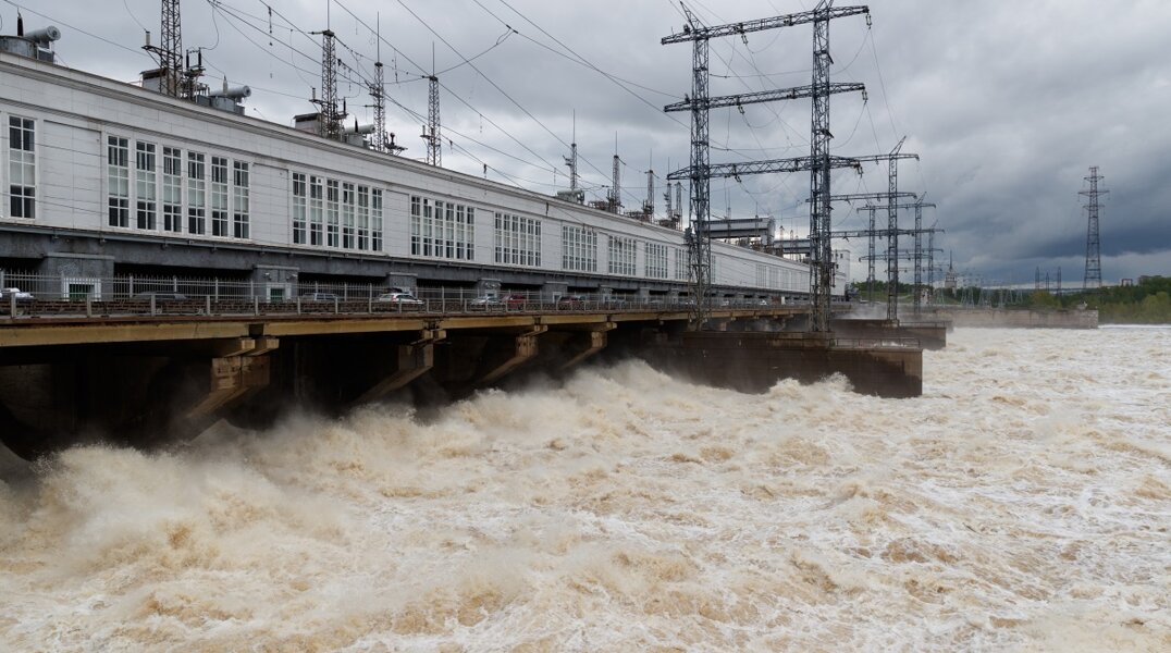 На Камской ГЭС в Перми началось самое раннее половодье