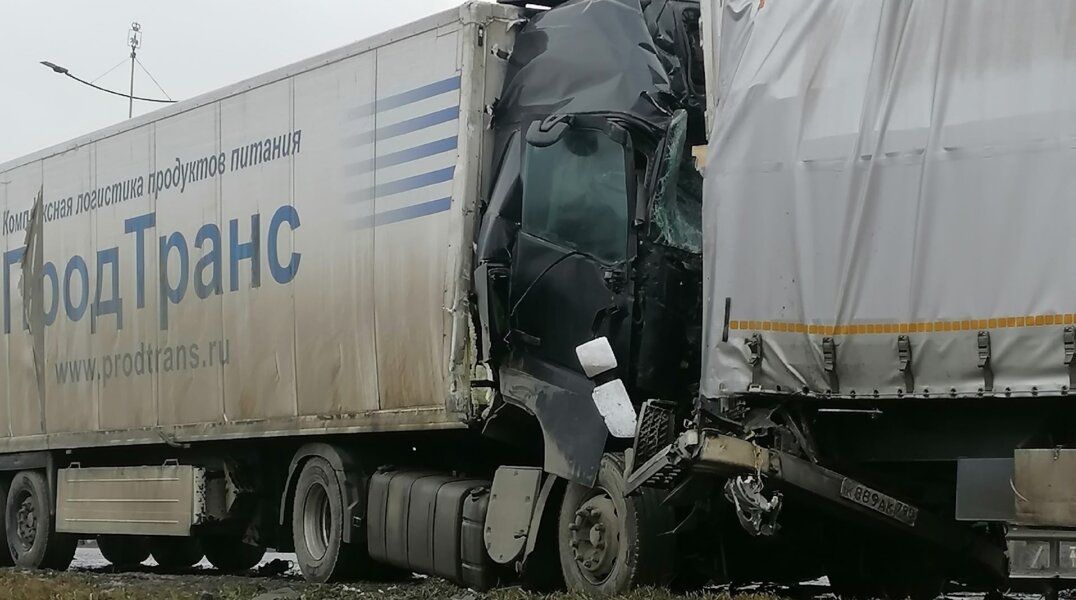 Рядом с селом Фролы произошла авария с двумя фурами