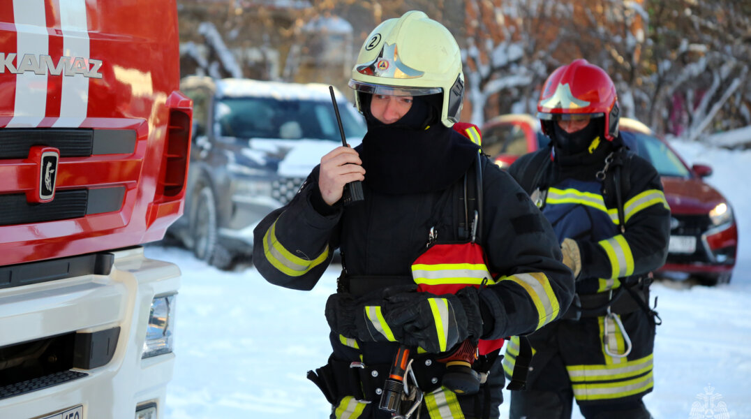 В Березниках пожарные не допустили распространения огня на дом
