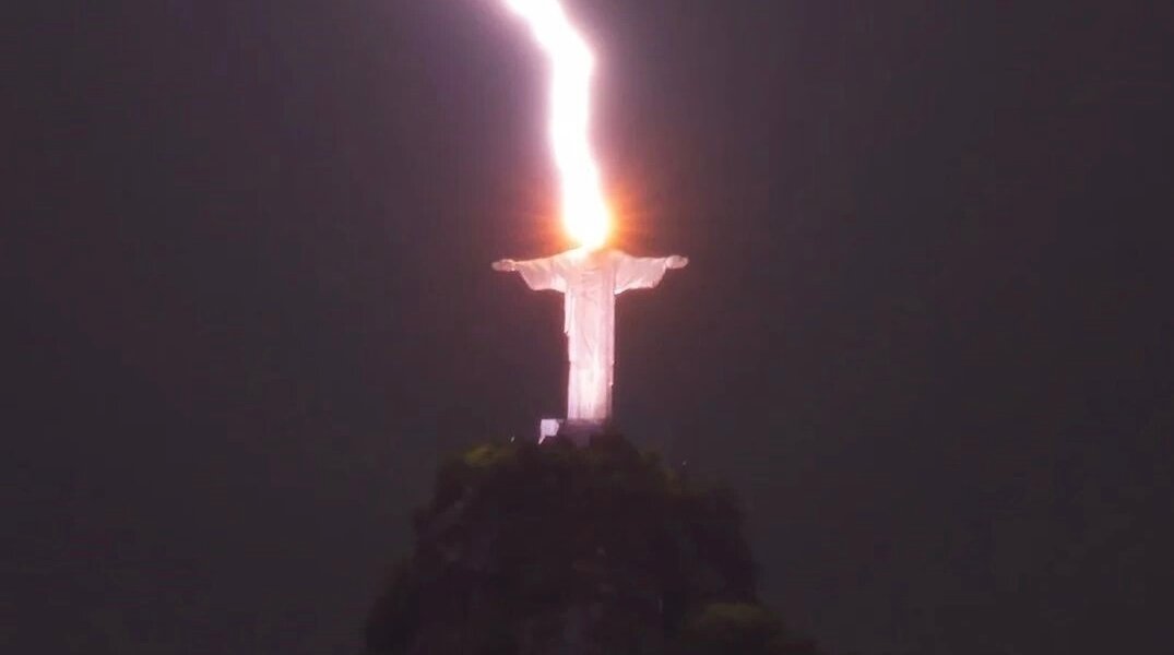 В статую Христа-Искупителя в Бразилии ударила молния