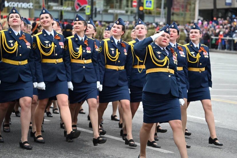 Девушку, прошедшую парад в одной туфле, наградят
